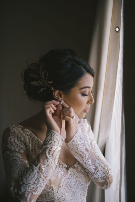 Bride Session Picture Ideas, Content Poses, Bride Photo Shoot, Wedding In December, Desert Weddings, Getting Ready Shots, Bridal Shots, Indian Bride Poses, Christian Bride