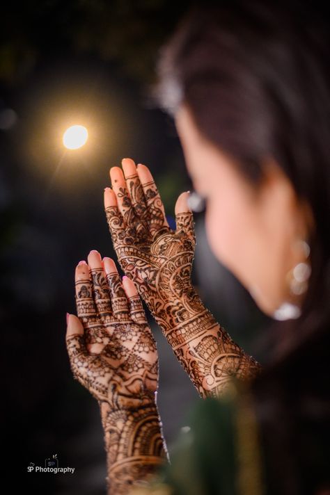 #Mehendi #spphotography Bride Mehandi Potrait, Mehendi Hand Poses, Mehandi Shoot Ideas, Mahndi Shoot Poses, Mehandi Photo Poses, Mendi Pose Bride, Mehandi Photography Ideas, Mehandi Photo Shoot, Mendhi Photo Shoot