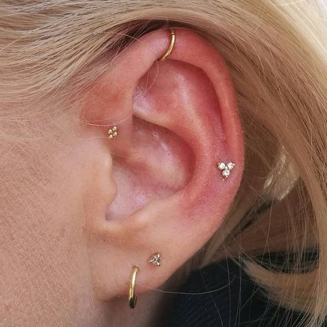 Piercing Trends 2023, Midi Helix Piercing, Ear Piercings Styles, Ušný Piercing, Gold Piercings, Minimalist Ear Piercings, Constellation Piercings, Ear Piercing Ideas, Ear Peircings