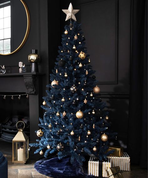 10 Christmas tree themes – festive trends for 2021 | Real Homes Blue Christmas Decor, Blue Christmas Tree, Creative Christmas Trees, Christmas Themes Decorations, Christmas Tree Inspiration, Christmas Decorations Living Room, Black Christmas Trees, Christmas Living Rooms, Christmas Trends