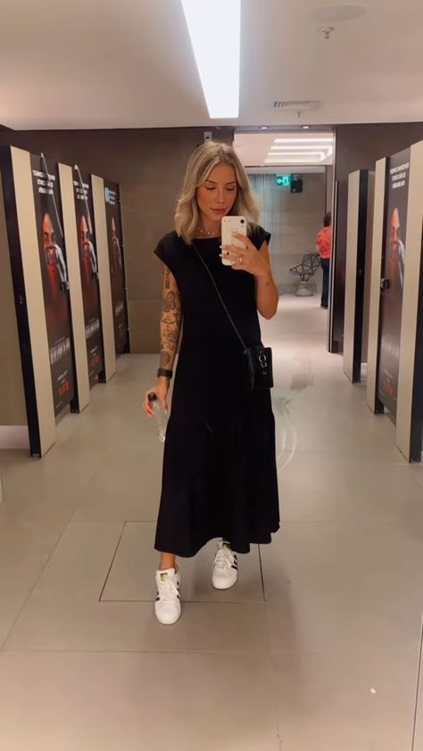 Long Black Dress And Sneakers Outfit, Long Dress With Tennis Shoes, Work Outfits Tennis Shoes, Black Tshirt Dress Outfit Summer, Outfit Vestido Y Tenis, Outfit Vestido Largo, Dresses With Tennis Shoes, Superstar Outfit, Looks Adidas