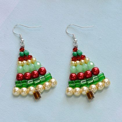 Christmas Bead Jewelry, Christmas Earrings To Make, Diy Christmas Jewelry Ideas, Christmas Beaded Jewelry, Holiday Beaded Jewelry, Bead Christmas Tree, Diy Christmas Earrings, Christmas Tree Jewelry, Beaded Christmas Tree