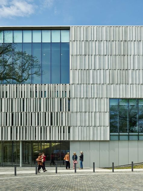 Eskew Dumez Ripple clads museum in fluted precast stone facade Precast Concrete Panels, Wood Facade, Greenwich Connecticut, Facade Panel, Concrete Facade, Stone Facade, Stone Panels, Wooden Staircases, Precast Concrete