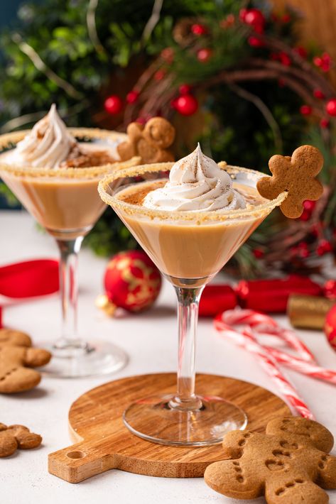 The Perfect Gingerbread Martini Outback Gingerbread Martini, Vodka Based Holiday Cocktail, Gingerbread Martini Recipe Outback, Christmas Party Food And Drinks, Holiday Amaretto Drinks, Gingerbread Mocktail Recipe, Christmas Cocktails Gingerbread, Christmas Expresso Martinis, Easy Christmas Batch Cocktails