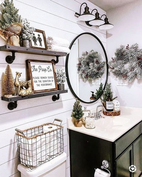 80 Farmhouse Christmas Home Decor Ideas for Every Room » Lady Decluttered Christmas Home Decor Ideas, Christmas Boho, Bathroom Decor Ideas Themes, Apartment Decoration, Christmas Bathroom Decor, House Aesthetic, Christmas Bathroom, Bathroom Decor Ideas Colors, Christmas Room Decor