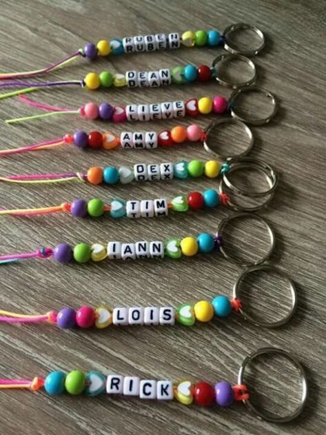 Personalized keychains with colorful bead designs قلادات متدلية, Personalized Keychains, Keychain Craft, Cadeau Parents, Fun Sleepover Ideas, Personalized Pillow Cases, Fathers Day Crafts, Camping Crafts, Mothers Day Crafts