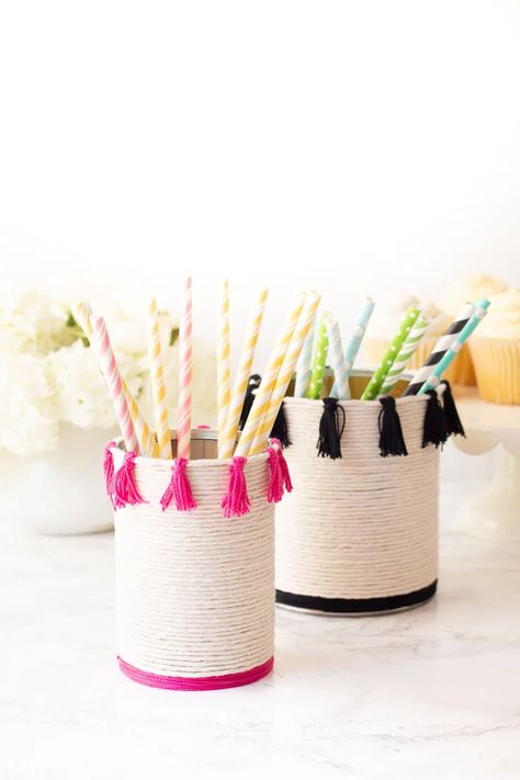 This Easy Tin Can Project upcycles, recycles, reuses and repurposes a tin can. From a tin can to a cute vase or pencil holder, you'll love the adorable tassels. Diy Utensils, Diy Pencil Holder, Tin Can Lanterns, Recycled Tin Cans, Altered Tins, Egg Carton Crafts, Diy Pencil, Recycled Tin, Tin Can Crafts