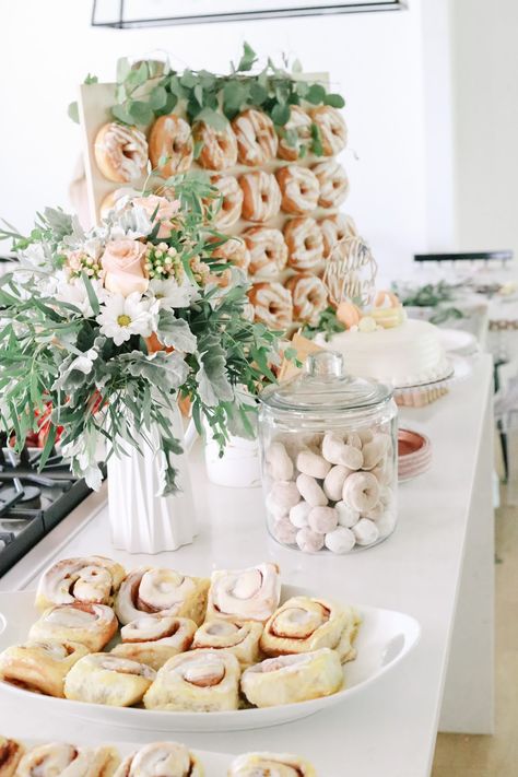 bright & bold: baby blessing. Boho Brunch Food, Brunch Babyshowers, Baby Boy Shower Brunch Ideas, Baby Blessing Luncheon, Boho Sprinkle Shower Ideas, Baby Shower Minimalist Decor, Neutral Floral Baby Shower Ideas, Timeless Baby Shower Ideas, Boho Brunch Decor