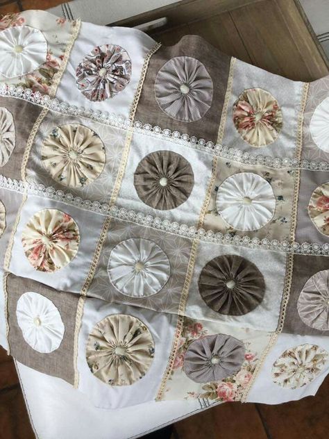 Quilt Pattern Ideas, Yoyo Quilt, Patchwork Quilting Designs, Yo Yo Quilt, Hanging Quilts, Quilt Square Patterns, Patchwork Quilt Patterns, Fabric Ornaments, Quilted Table