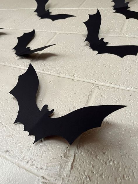 Paper Bats Front Door, Hanging Bats Diy, Homemade Bat Decoration, Diy 3d Bats For Halloween, Construction Paper Bats Halloween Crafts, Cardstock Halloween Decorations, Diy Bats Halloween, Diy Bat Wall Decor, Diy Bat Cutouts