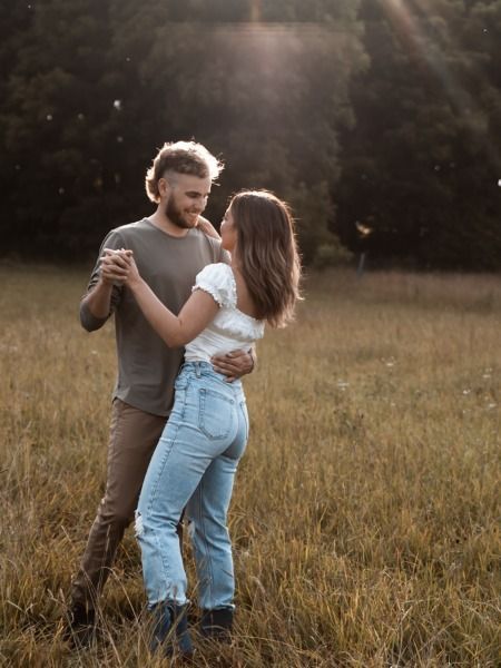 These tips will help you and your partner nail your engagement photography session so you have lasting photos that you’ll cherish for years to come. | Engagement | Engagement photography | Country Roads Engagement | Engagement Photography Tips | Ontario Wedding Photographer. By Wild Peach Photography. 6 Family Member Photos, Engagement Pics Poses, Grassy Engagement Pictures, Engagement Outdoor Photoshoot, Couple Engagement Photography Poses, Outdoor Engagement Photos Outfits Spring, Engagement Poses For Couple Outdoor, Nature Engagement Pictures, Engagement Photo Field