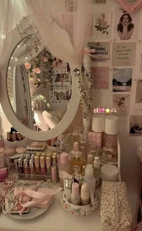 Coauette Aesthetic, Girly Aesthetic Room Ideas, Cute Coquette Room Ideas, Aesthetic Bedroom Coquette, Coquette Lifestyle Aesthetic, Room Decor Ideas Coquette, Coquette Room Inspo Aesthetic, Coquet Room, Room Ideas Aesthetic Coquette