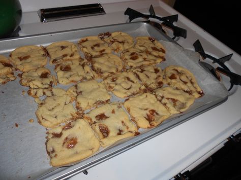 Tootsie roll cookies- use up Halloween candy....or just cause since my hubby LOVES tootsie rolls Christmas Candy Homemade, Tootsie Rolls, Rolled Sugar Cookies, I Don't Understand, Roll Cookies, Tootsie Roll, Sugar Cookie Dough, Chocolate Caliente, Candy Desserts