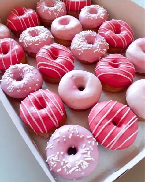 35+ Genius DIY Baby Shower Ideas for Girls - Holidappy Diy Baby Shower Ideas, Barbie Pool Party, Donut Decorating Ideas, Donuts Gourmet, Pink Party Theme, Barbie Party Decorations, Barbie Birthday Cake, Barbie Theme Party, Barbie Birthday Party