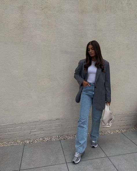 Amy-Beth van der Lowen on Instagram: “When is the sun coming back 🌞” Outfit Con Blazer, Outfit Blazer, Neutral Outfits, Jeans Wide, Outfit Jeans, Neutral Outfit, Style Me, Mom Jeans, A Photo