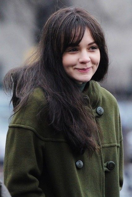 Carey Mulligan, is that really you? The British beauty was virtually unrecognisable as she debuted a dramatic beauty transformation on the s... Carey Mulligan, Female Character Inspiration, Helena Bonham Carter, روتين العناية بالبشرة, 가을 패션, Mode Vintage, Dark Hair, Hair Inspo, Character Inspiration