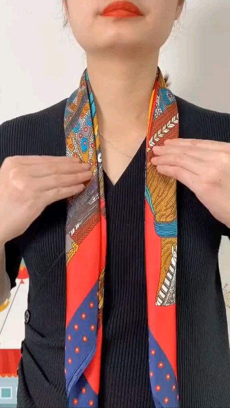 Styling Silk Scarf Outfits, Hermes Scarf Styling, Hermes Scarf How To Wear, Scarves How To Wear, Scarf Wearing Styles, Ways To Tie Scarves, Diy Fashion Scarf, Scarf Knots, Mode Tips