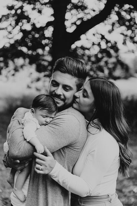 Family Pics With Newborn Outside, Family Portrait Newborn, Family Photo Poses With Newborn, Newborn Photos Outside Fall, Fall Pictures With Newborn, Family Photography With Newborn, Newborn Family Of 3 Photos, Family Of 3 Photoshoot Newborn, Family Pictures With Newborn Outdoor