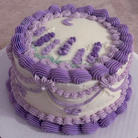 Lavender Flower Cake Design, Cute Purple Birthday Cakes, Sweet 16 Cake Purple, Birthday Cakes Rectangle, Pastel Purple Cake Aesthetic, Purple Quinceanera Cake, Light Purple Birthday Cake, Purple Cake Decorating Ideas, Purple Bday Decorations