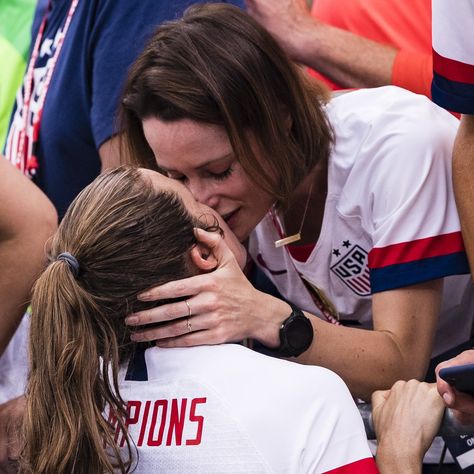 Kelley O'Hara kisses her girlfriend after winning the World Cup. Kelley O'hara, Women’s Football, Sports Girlfriend, Women In Football, Women Soccer Players, Misty May Treanor, Hers And Hers, Japan Countryside, Barnsley Fc