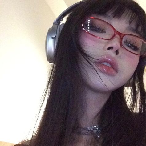 Makeup Look With Glasses, Bayonetta Makeup, Bayonetta Aesthetic, Makeup Looks Soft, Red Frame Glasses, Music Profile, Glasses Inspiration, Red Glasses, Cute Makeup Looks