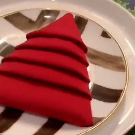 Video Here’s how to do a Christmas tree napkin fold - ABC News Fold Napkins Christmas, Folding A Napkin, Napkin Folding Rose, Christmas Napkin Folding Tutorials, Tree Napkin Fold, Thanksgiving Napkin Folds, Christmas Table Napkins, Fold A Napkin, Christmas Tree Napkin Fold