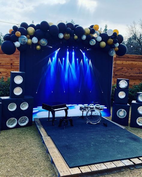 Concert Theme Party Ideas, Outdoor Concert Decorations, Concert Backdrop Ideas, Concert Party Ideas, Rock Festival Party, Rock And Roll Party Decorations Ideas, Rock Concert Party Theme, Concert Stage Design Ideas, Music Birthday Party Theme Decoration