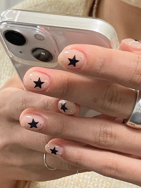 Korean minimalist nail art: black stars Unique Nail Ideas, Minimalist Nail, Negative Space Nails, Mens Nails, Space Nails, Minimalist Nail Art, Goth Nails, Pretty Gel Nails, Soft Nails