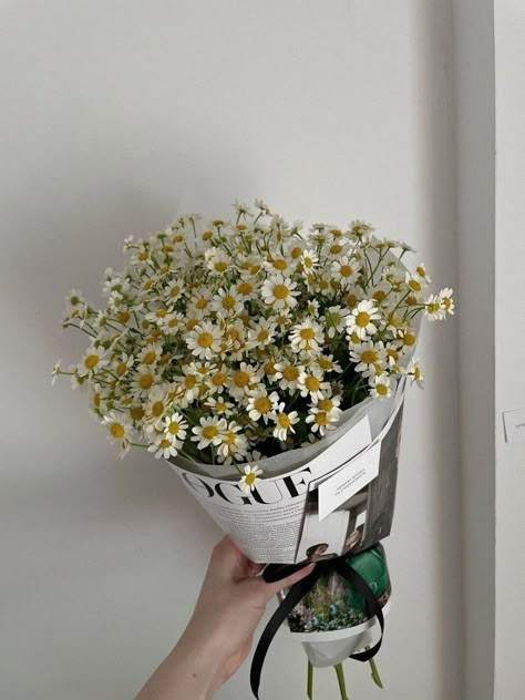 White Daisy Bouquet, Graduation Flower Bouquet, Bouquet Of Daisies, Graduation Flowers, Diy Bouquet Wrap, Sunflowers And Daisies, Daisy Bouquet, Boquette Flowers, Flower Bucket