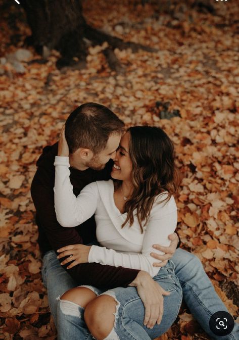 Late Fall Couple Photoshoot, Engagement Photos Fall Ideas, Engagement Photos Ideas Romantic Couple Photography, Unique Couple Poses Photography, Legal Photoshoot, Engagement Photos Poses Plus Size, Creative Couples Photography Poses, Fall Couples Photos, Couples Fall Photoshoot Picture Ideas