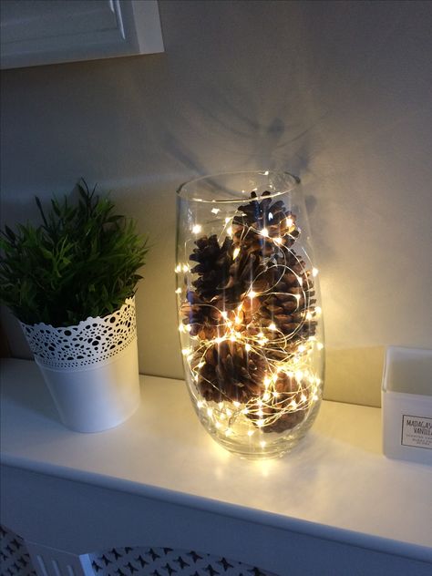 Lights In Bottles Diy, Glass Vase With Lights, Christmas Vase Decor Ideas, Glass Vase Christmas Decor Ideas, Vase Christmas Decorations, Christmas Vase Ideas, Christmas Decor Ideas For Kids, Woodland Wedding Centerpieces, Mason Jar Christmas Decorations