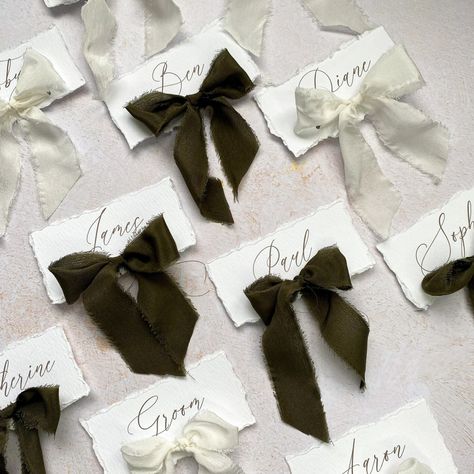 Name Cards Table Settings, Bows At Weddings, Diy Table Place Cards, Modern Place Cards, Bow Name Cards, Table Name Cards Wedding, Bows Wedding Decor, Bow Place Cards, Christmas Name Place Cards