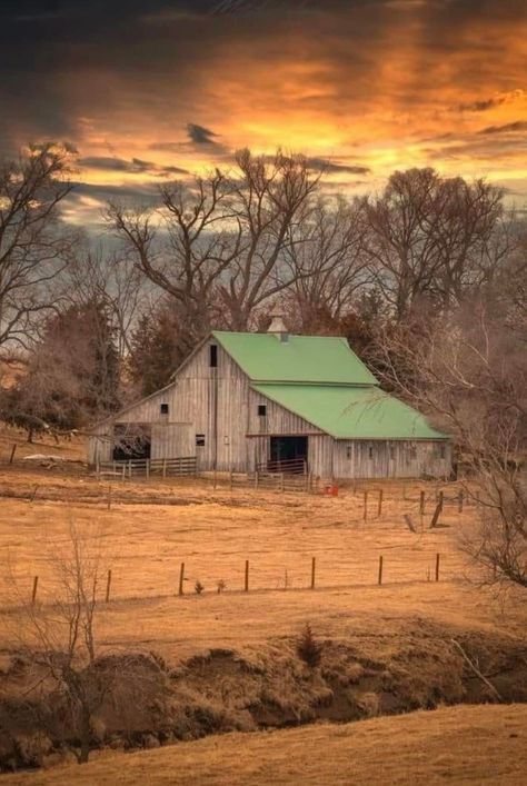 Old Barns Rustic, Sunrise Farm, Watercolor Barns, Barn Photography, Barn Pictures, Dramatic Sky, Country Barns, Barn Painting, Barn Art