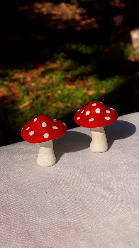 Air Dry Clay Ideas Aesthetic Mushroom, Easy Clay Mushroom, Easy Clay Ideas Mushroom, Clay Sculpture Mushroom, Mushrooms From Clay, Mushroom From Clay, Clay Art Ideas Mushroom, Small Clay Mushroom, Mushroom Airdry Clay