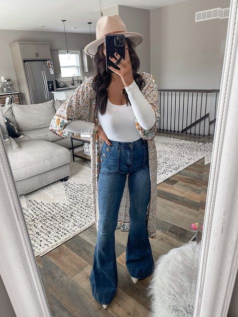 Denim Flares Outfit, Flare Jeans Outfit Spring, Flares Outfit, Look Kimono, Bell Bottom Jeans Outfit, Printed Skirt Outfit, Outfits Floral, Street Style 2023, Flare Jeans Outfit