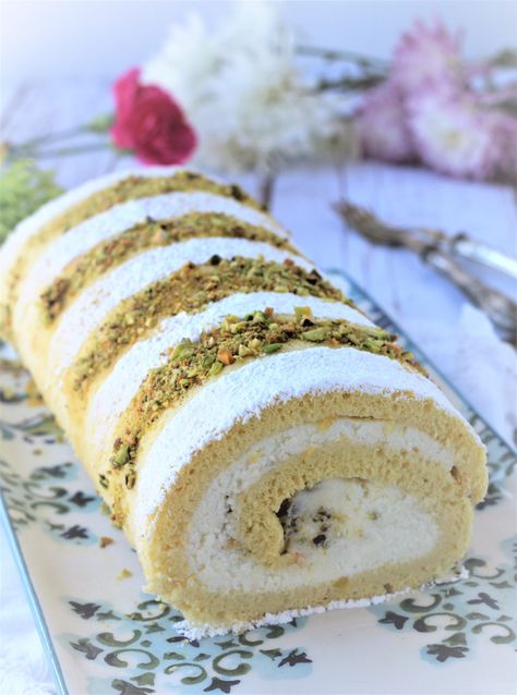 ricotta pistachio roll cake on cake plate Dessert Cannoli, Ice Cream Cake Roll, Sicilian Cannoli, Pistachio Cake Recipe, Cannoli Cake, Nutella Cake, Ricotta Cake, Italian Cake, Pistachio Cake