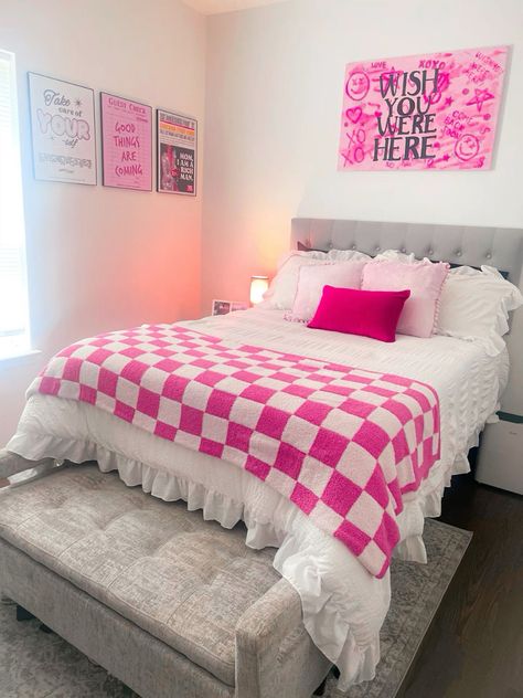 Retro Preppy Room, Hot Pink Bedding Room Ideas, Pink College Room Aesthetic, Room Decor Preppy Pink, College Apartment Bedroom Pink, Hot Pink And Grey Bedroom, Pink Dorm Room Decor Ideas, Pink College Apartment Bedroom, Dorm Room Inspo Preppy