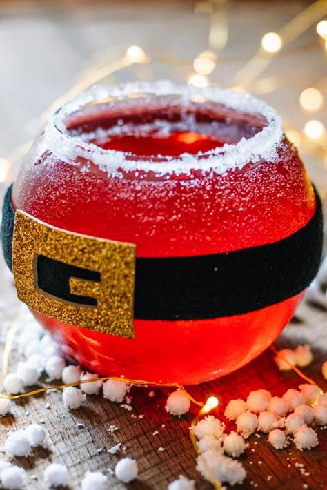 Christmas Santa Margarita Holiday Party Food Easy, Fun Christmas Drinks, Easy Holiday Drinks, Christmas Margarita, Drinks Alcohol Recipes Easy, Fruity Mixed Drinks, Christmas Cocktails Easy, Festive Holiday Drinks, Holiday Punch Recipe