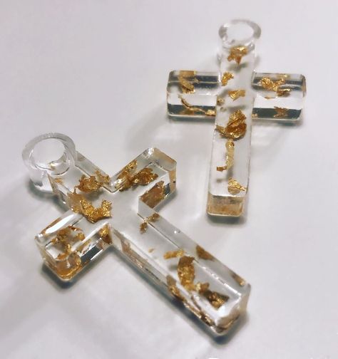 Christian Business Ideas, Keychain Business, Resin Cross, First Communion Favors, Queen Shop, Communion Favors, Gold Flake, Resin Pour, Candle Art