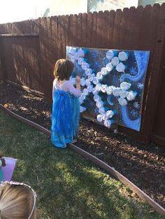 Frozen Birthday Party Themes, Frozen Themed Birthday Party Games, Frozen Birthday Party Crafts, Frozen Party Crafts, Frozen Party Activities For Kids, Frozen Games For Kids Birthdays, Frozen Party Games For Kids, Tree Punch Game, Pinata Alternative Ideas