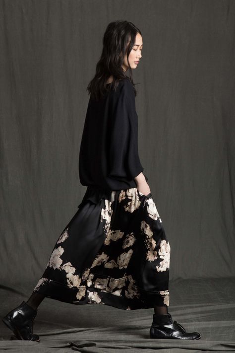 Tracy Reese Fall 2016 Ready-to-Wear Fashion Show Black Floral Skirt Outfit, Mode Casual, Tracy Reese, 가을 패션, 2016 Fashion, Fall 2016, Looks Style, Mode Inspiration, Coco Chanel