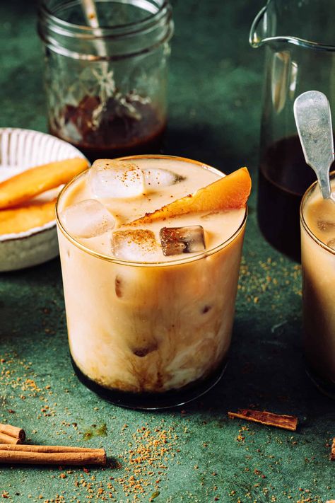 This apple crisp cold brew latte is a healthier, better-for-you version of the Starbucks fall favorite, and comes together for less than the cost of one latte!A glass of the apple crisp cold brew latte, sitting on a countertop Fall Coffee Drinks Aesthetic, Caramel Apple Cold Brew, Fall Cold Brew Coffee Recipes, Apple Crisp Cold Brew, Unique Fall Coffee Drinks, Caramel Apple Latte, Fall Drink Photography, Spring Drinks Coffee, Fall Coffee Ideas