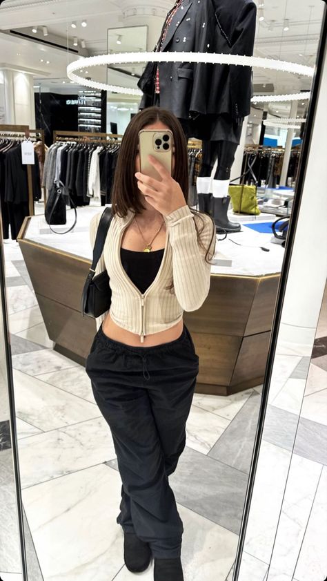 Cute Black Yoga Pants Outfits, Casual Out To Eat Outfit, Aesthetic Outfits Minimalist, Y2k Fashion Latina, Stomach Covering Outfits, Grey Longsleeves Outfit, Ramen Date Outfit, Pretty Outfits Spring, Italy Style Outfits