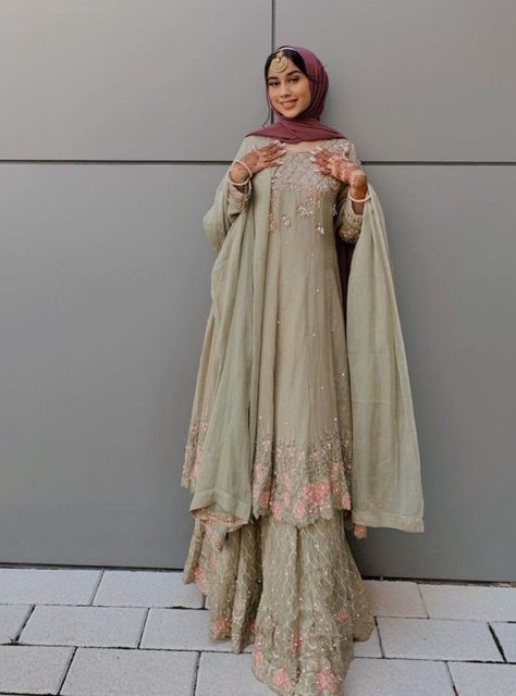 Sharara With Hijab, Hijab Traditional Outfit, Hijab Fashion For Wedding, Hijab Ideas How To Wear, Hijabi Desi Outfit, Pakistani Dress Design For Wedding, Desi Hijabi Outfits, Hijabi Dress Outfits, Desi Wedding Outfits