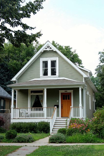 18 Cute Small Houses That Look So Peaceful  any of these will do haha Cute Small Houses, Cottage House Exterior, Gray House, Small Cottage Homes, Victorian Farmhouse, Cottage Exterior, Casas Coloniales, Traditional Exterior, Small Cottage