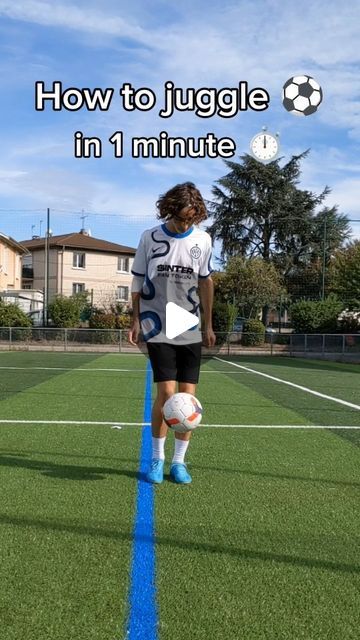 Soccer Footwork Drills At Home, Soccer Juggling Tips, How To Juggle A Soccer Ball, Juggling Soccer Ball, Football Juggling, Soccer Juggling, Soccer Footwork Drills, Soccer Workout, Soccer Videos