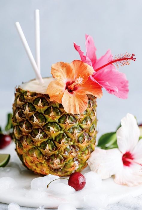 The most refreshing summer cocktail made with fresh pineapple, coconut cream and rum. Serve in a pineapple cup and enjoy! Homemade Pina Colada, Pineapple Drink, Pineapple Cup, Pina Colada Recipe, Pineapple Drinks, Coconut Drinks, Refreshing Summer Cocktails, Fiesta Tropical, Pineapple Rum