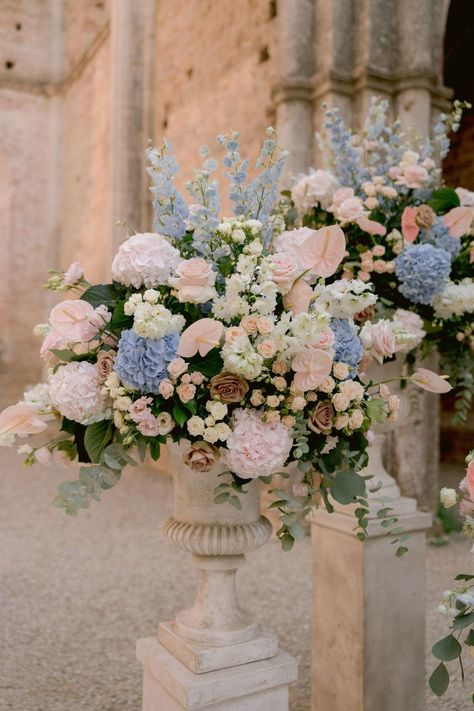 Photography: https://facibeni.com Chandelier Wedding Decor, Pastel Wedding Theme, Wedding Planning Boards, Chinoiserie Wedding, Baby Blue Weddings, Romantic Summer Wedding, Romantic Theme Wedding, Spring Wedding Colors, Wedding Floral Centerpieces