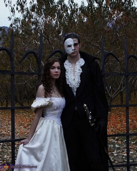 Jordan: I am wearing the costume with my gorgeous girlfriend Aiden. She is an extremely gifted singer and The Phantom of the Opera has been her favorite since she was a... Cute Couples Costumes, Matching Halloween Costumes, Costume Works, Duo Halloween Costumes, Couples Halloween Outfits, Hallowen Costume, Cute Couple Halloween Costumes, Matching Costumes, Matching Halloween