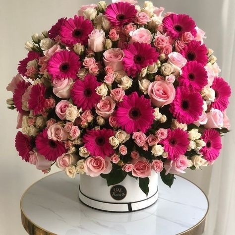 Pink Gerbera Bouquet, Gerbera Flower Arrangements, Unusual Flower Arrangements, Friendship Things, Flowers For Girlfriend, Gerbera Bouquet, Luxury Flower Arrangement, Paper Flowers Wedding Bouquet, Basket Flower Arrangements